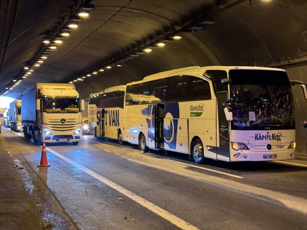 Tünelde 2’si otobüs, 1’i TIR 3 araç birbirine girdi! Yaralılar var 6